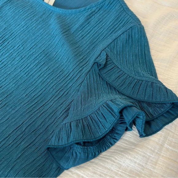 Short sleeve casual dressy top with ruffle sleeve Large - Picture 4 of 7